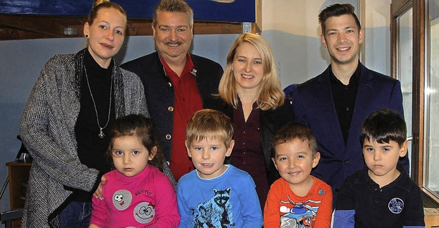 Die Kinder und Fabienne Meier  bedankt...g sowie  Andreas Schmidt (von links).   | Foto: Frey