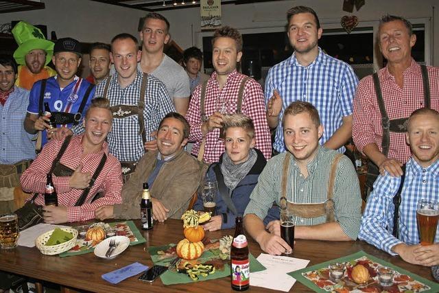 Tabellenfhrer feiern Oktoberfest in Hasel