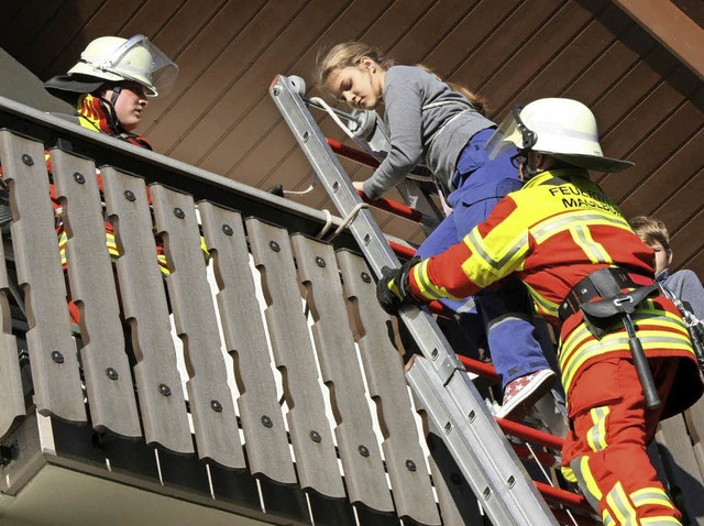 Hoch hinaus ging es fr Maulburgs Feue...usste ber den Balkon gerettet werden.  | Foto: Ralph Lacher