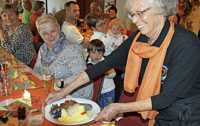 Ingeborg Ostertag servierte am Tisch von Erna Veith einen Metzgede-Teller.   | Foto: Gerhard Lck