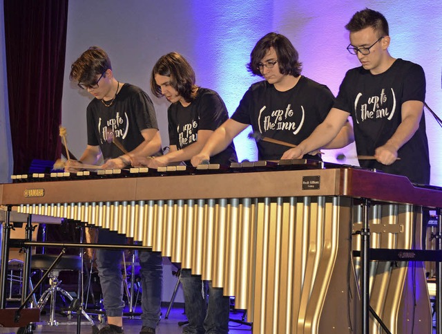 Die Percussiongruppe &#8222;Up to the ...man zu Viert auf einer Marimba spielt.  | Foto: Cecile Buchholz