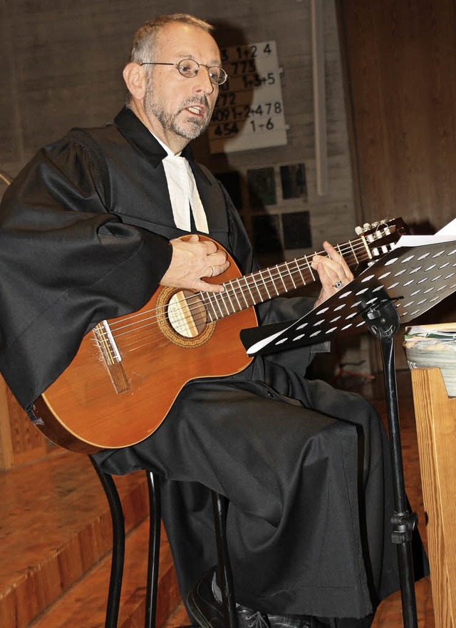 Beim Abschiedsgottesdienst griff   Pfarrer Boldt zur Gitarre.   | Foto: Andreas Peikert