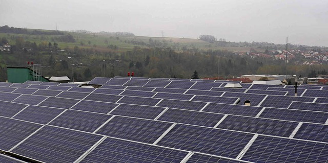 Die Fotovoltaik-Anlage auf dem Dach de...Strom fr sechs bis sieben Haushalte.   | Foto: BZ