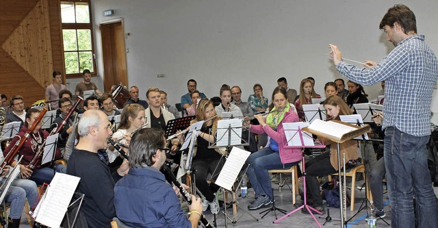 Ein Dirigent gibt alles: Benjamin Sche...ndsjugendblasorchester beim Workshop.   | Foto: Lutz Rademacher