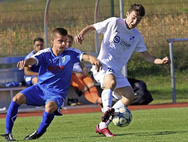 Gerade erst hatte sich Lukas Wenk (rec... TuS-Verteidiger monatelang Zeit aus.   | Foto: Horst Frommherz