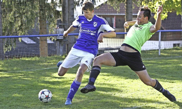 &#8222;Kmpferisch schon lange gut&#82...inks) gegen Matthias Schume (Rheintal)  | Foto: Neubert