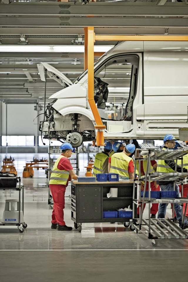 Im neuen VW-Werk wird der Transporter Crafter  gefertigt.  | Foto: dpa