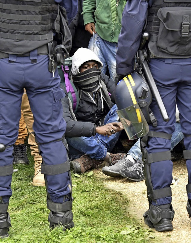 Widerstand zwecklos: 1250 Polizisten w...s im franzsischen Calais im Einsatz.   | Foto: afp