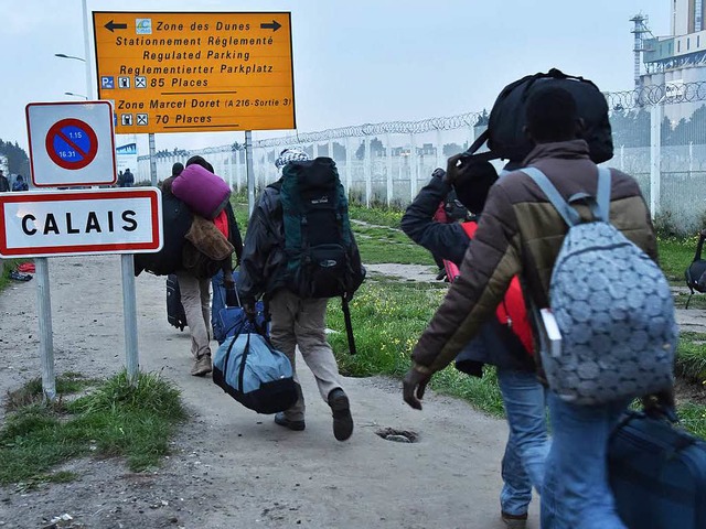Auf dem Weg zu den Bussen: Flchtlinge verlassen Calais.   | Foto: AFP