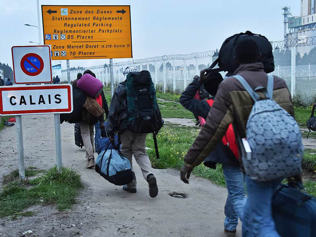 Dschungel Von Calais: Räumung Verläuft Ruhig – Bisher - Ausland ...