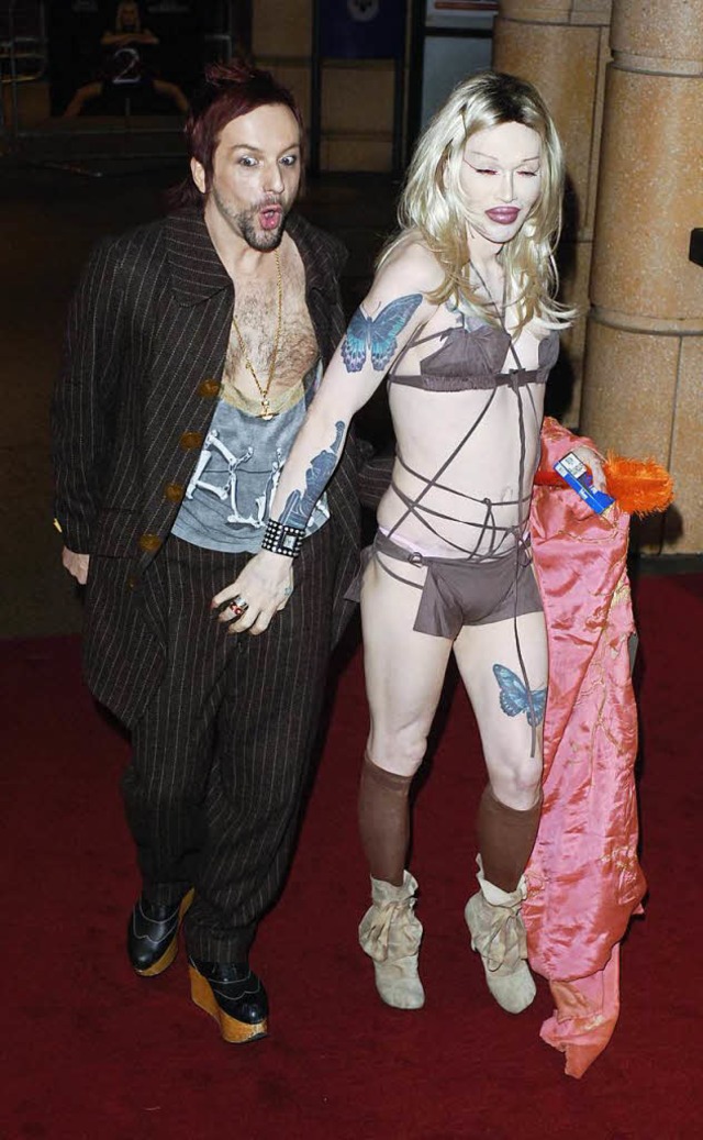 Pete Burns (rechts) 2006 bei einer Filmpremiere in London.  | Foto: ANDREW STUART