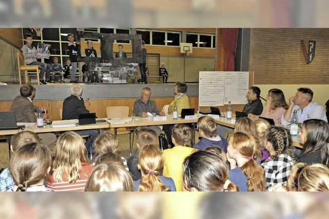 Kinder tun ihre Meinung in Gemeinderatssitzung kund