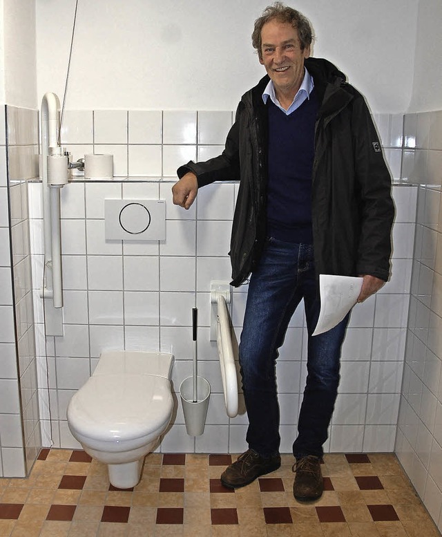Gerhard Blattmann plante die neue Toilettenanlage fr Menschen mit Handicap.    | Foto: Frey