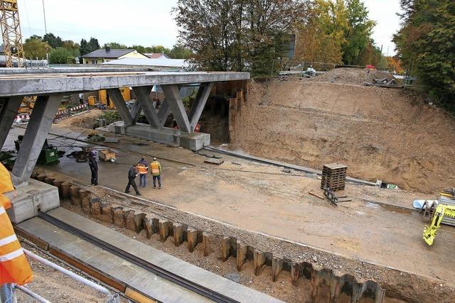 Neue Brcke an ihren knftigen Platz geschoben