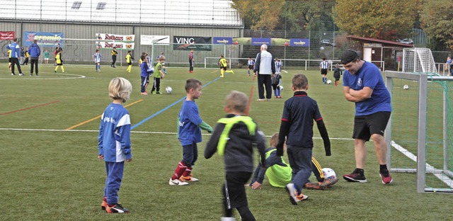 Auf der einen Hlfte des Kunstrasenpla...die Wehrer Fuballvereine zum Problem.  | Foto: Jrn Kerckhoff