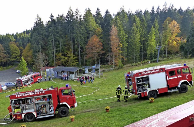 Die Einsatzfahrzeuge und die Feuerwehr...che.Im Hintergrund ein paar Zuschauer.  | Foto: Barbara Odrich-Rees