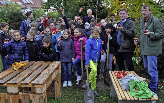 Nachdem sie im Schulgarten den Apfelba...er Sorte Rote Sternrenette probieren.   | Foto: Kai Kricheldorff