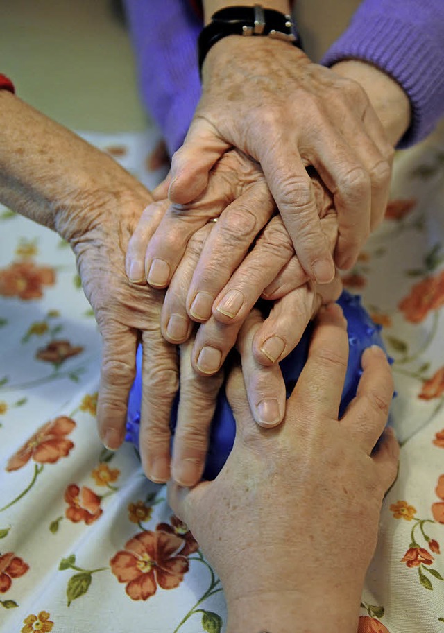 Demenz ist lngst keine Seltenheit mehr.   | Foto: Jochen Lbke (dpa)