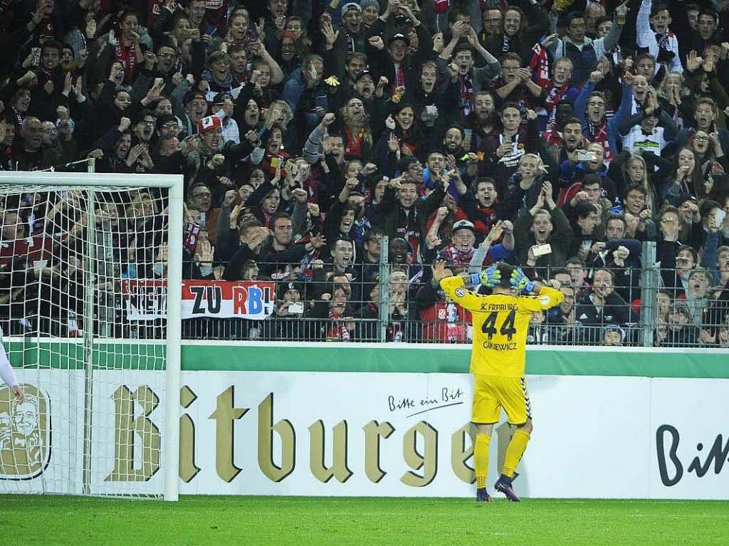 Gikiewicz lsst sich feiern: Den ersten Elfmeter konnte der Torwar t des SC Freiburg halten.