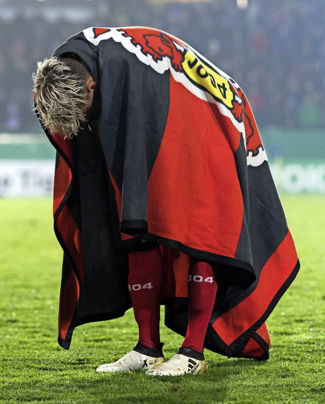 Total enttuscht nach der Niederlage b...sten: Leverkusens Spieler Kevin Kampl   | Foto: dpa