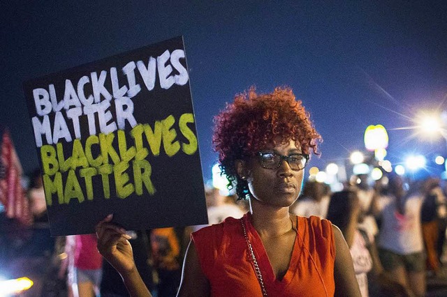 Demonstranten erinnern in Ferguson an ...eenagers Michael Brown im August 2014.  | Foto: AFP