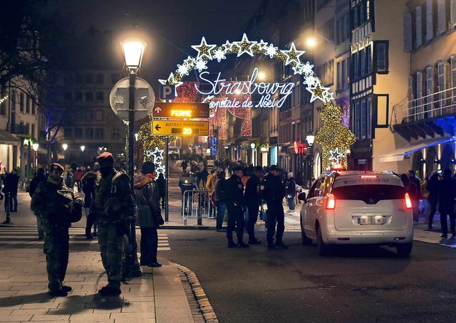 Soldaten und Polizisten patrouillieren... ber den Straburger Weihnachtsmarkt.  | Foto: PATRICK HERTZOG