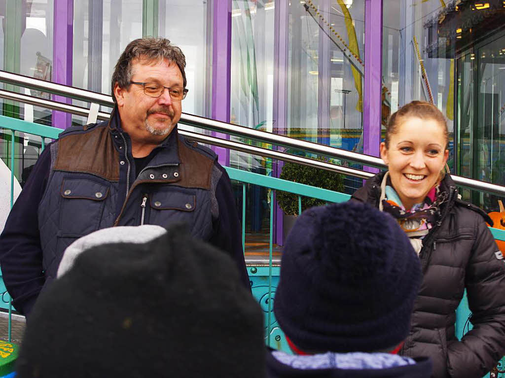 Dort warteten Peggy Hofmann von Glaswerk und Werner Baumeister vom Messner-Gewrzestand auf die Kinder.