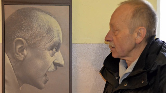 Galerist Hugo Nger im Jahr 2013 mit einem Portrt des Malers Jan Peter Tripp.   | Foto: Burgmaier