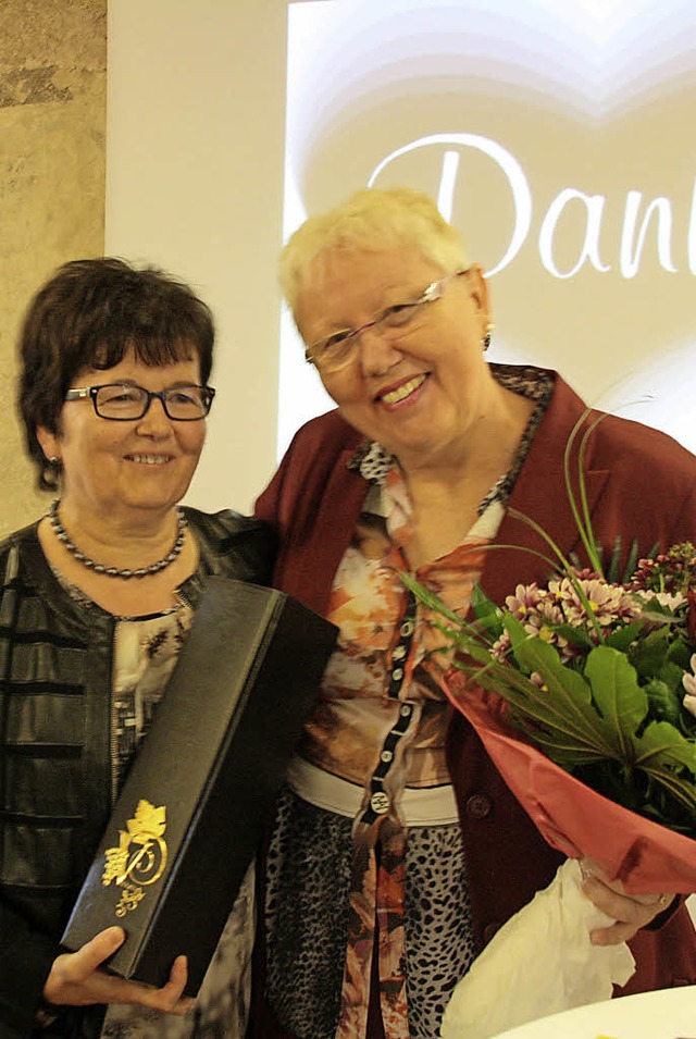 Anerkennung fr 20 Jahre Hospizarbeit:...nner (rechts),  mit Monika Fehrenbach.  | Foto: Christiane Franz