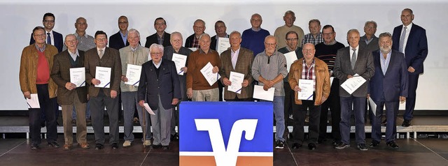 Langjhrige Mitglieder ehrte die Volks... der Versammlung in Niederschopfheim.   | Foto: oliver wernert