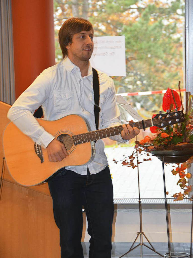 Musiklehrer Markus Hgele begleitete den Schulchor mit der Gitarre.