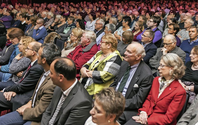 Mehr als 700 Zuhrer im Ballsaal Berli...zum Auftakt der Luthertage begeistert.  | Foto: Bernhard Rein