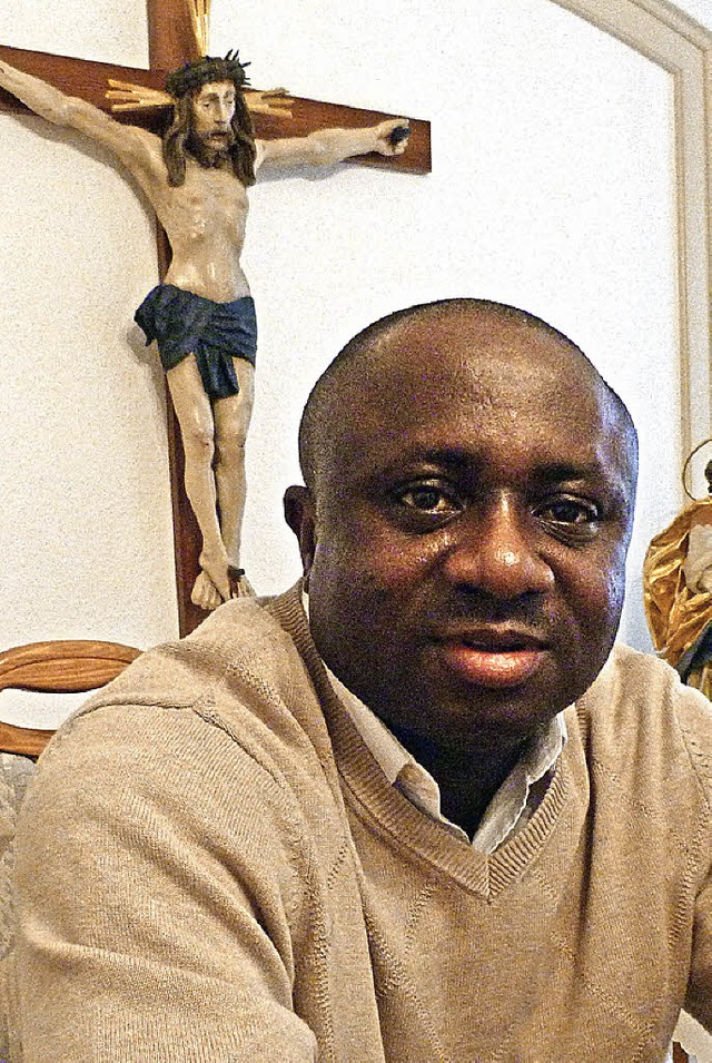 Pfarrer Augustus Izekwe aus Nigeria un...ie Hfinger Pfarrgemeinde St. Verena.   | Foto: Gabi Lendle