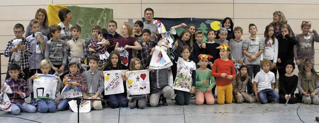 17 Schler aus Pinzolo (links) und die...sprachig aufgefhrten  Theaterstcke.   | Foto: Reinhard Herbrig