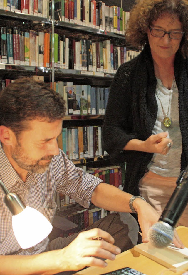 Peter Stamm signierte am Ende gerne seine Bcher.   | Foto: Kerckhoff