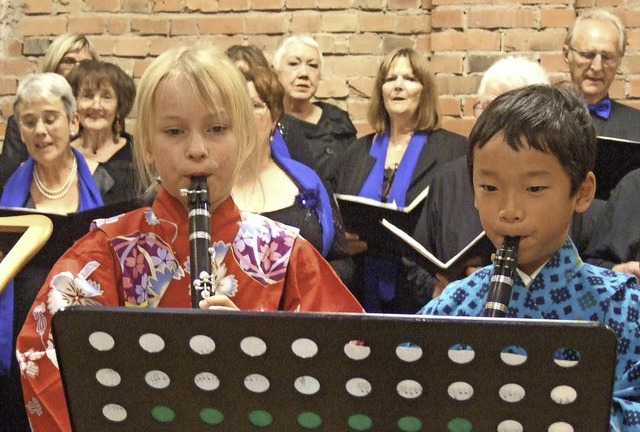 Herzerwrmend: Lioba Luna Schulte und ... beim Konzert im Umkircher Brgersaal   | Foto: Karin Wortelkamp