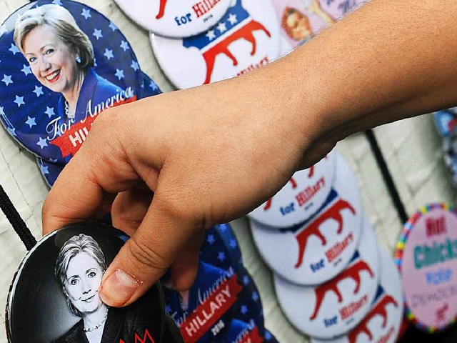 Politik mit bunten Buttons: Die USA sind im Wahlkampfmodus.   | Foto: AFP