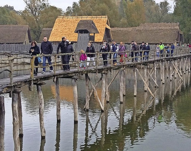 Unterwegs in der Bronzezeit: Pfahlbauten Unteruhldingen   | Foto: Anika Fuchs