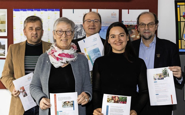 Gregor Swierczyna, Ursula Querfurth, B...links) stellen den Winterkalender vor.  | Foto: Gabriele Zahn