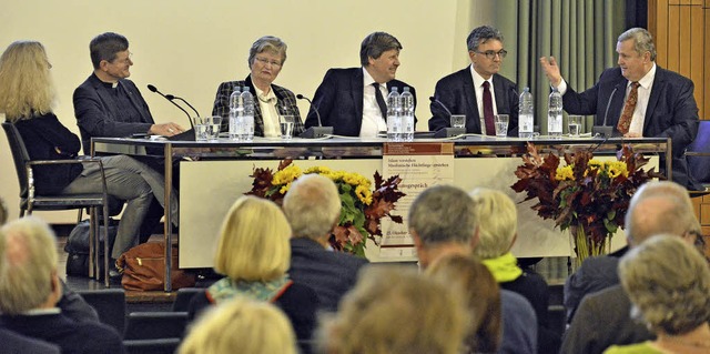 Moderatorin Bettina Schulte, Erzbischo...nd Theologe Bernhard Uhde (von links)   | Foto: Michael Bamberger