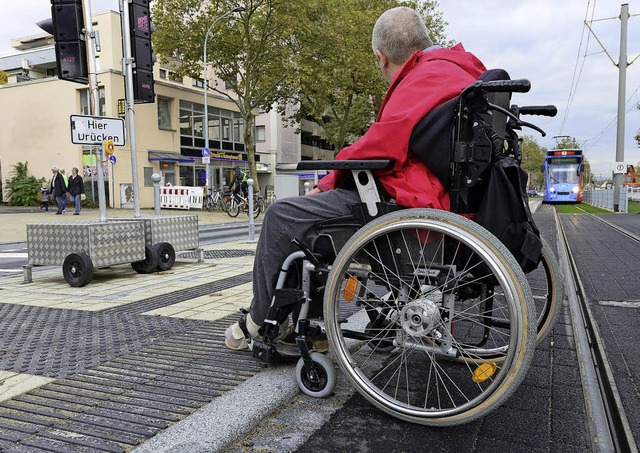 Rollstuhlfahrer Johannes Falk muss auf...enden, um den Bordstein zu berwinden.  | Foto: i. schneider