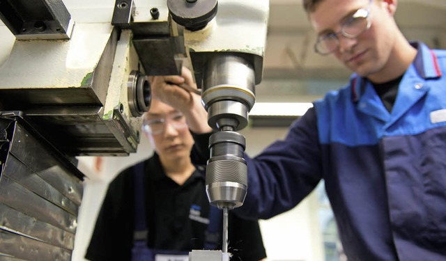 Mit verstrkter Ausbildung wollen  Unt...en auf personelle Engpsse reagieren.   | Foto: Maurizio Gambarini (dpa)