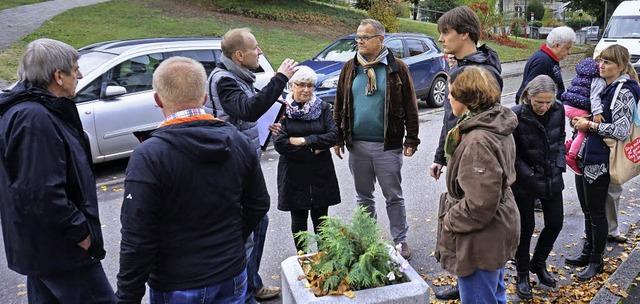 Mitglieder der Anwohnerinitiative disk...eme des Breisacher Verkehrskonzeptes.   | Foto: Julius Steckmeister