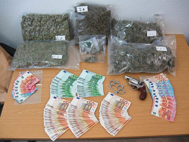 2,5 Kilogramm Marihuana und mehrere tausend Euro Bargeld fanden die Ermittler  | Foto: Polizei