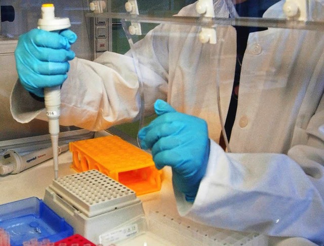 Eine Labormitarbeiterin separiert am i...ts in Mnchen DNA-Proben. (Archivbild)  | Foto: dpa