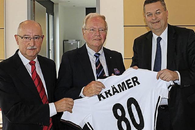 DFB-Prsident ehrt Rudi Krmer