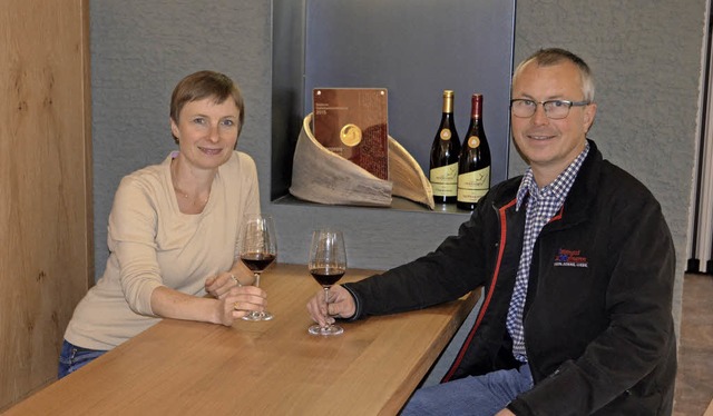 Michaela Moosmann und  Georg Moosmann,...guts, in der Probierecke der Vinothek   | Foto: Bayer