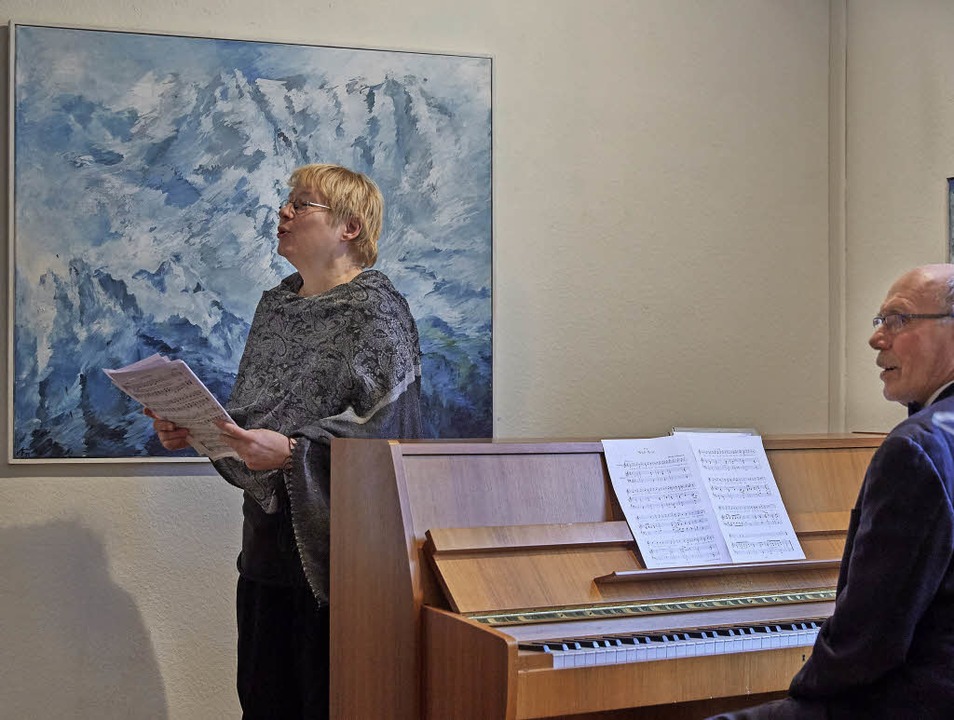 Dorothea Rieger und Lutz Kettnaker umr... Verena Fuchs am vergangenen Sonntag.   | Foto: Roland Krieg