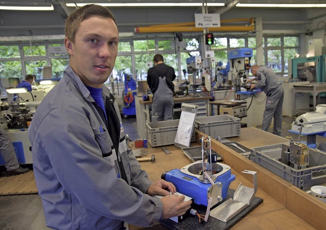 Niko Frulin in der Lehrwerkstatt der Auma im Mllheimer Gewerbegebiet  | Foto: Beatrice Ehrlich