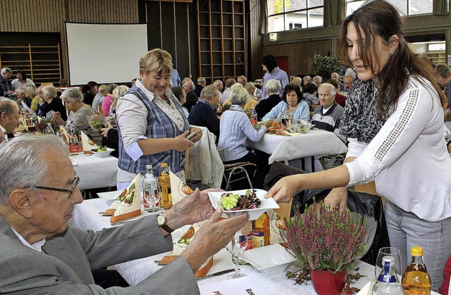 Fr die Senioren wird aufgetischt.   | Foto: Ulrike Hiller